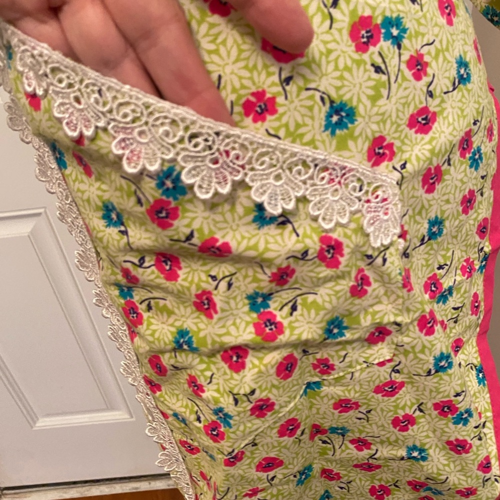 🩷🩷Floral Apron with Red Trim - Picture 4 of 7